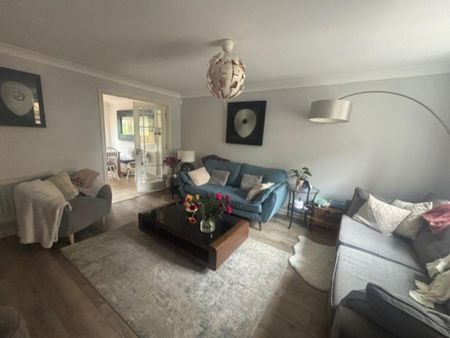 4 bedroom end of terrace house to rent - Photo 2