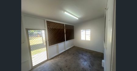 2 BAY SHED, 2 Bedroom Cottage, Fantastic Beach Location - Photo 4