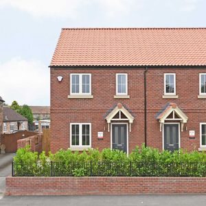 3 bedroom semi-detached house to rent - Photo 2