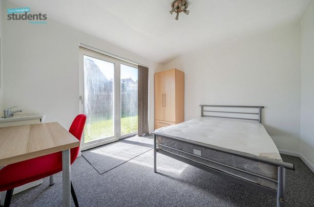 6 bedroom semi-detached house to rent - Photo 1