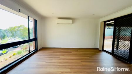 Charming Family Home in Heart of Minto! - Photo 4