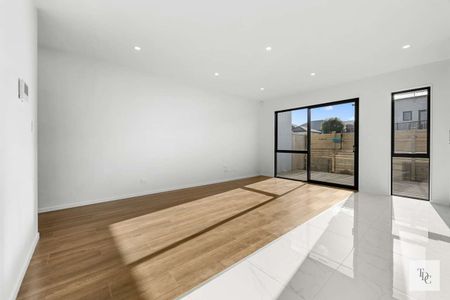 Brand New 3 Bed Town House at Drury. - Photo 2