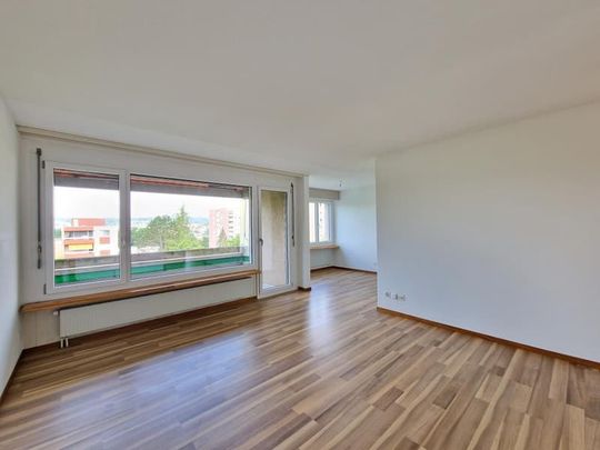 "Grossräumige Wohnung mit Balkon in zentraler Gegend!" - Photo 1