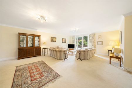 Bentley Place, 57-59 Baker Street, Weybridge, KT13 ground floor flat to rent - Photo 3