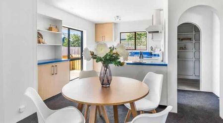 PARKLANDS - THREE BEDROOMS, RENOVATED, LOGFIRE, HEAT PUMP - Photo 5