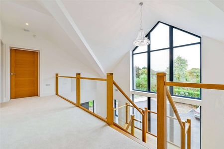 A generously proportioned family home set in Tickenham. - Photo 4