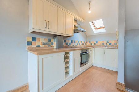 2 bedroom mews to rent - Photo 3