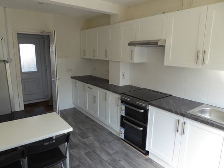 4 bedroom terraced house to rent - Photo 5