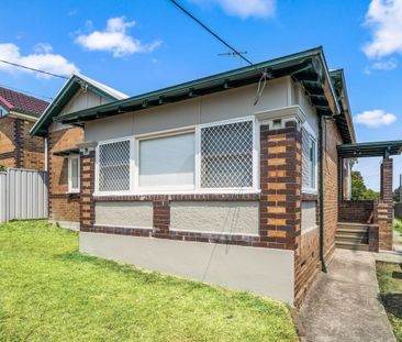 Elevated Freestanding Cottage with Generous Yard - Photo 4