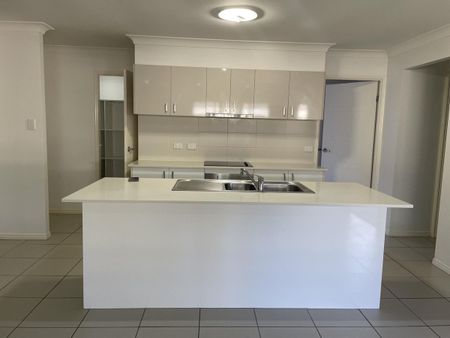 Beautiful Family Home in Quiet Upper Coomera Location - Photo 5