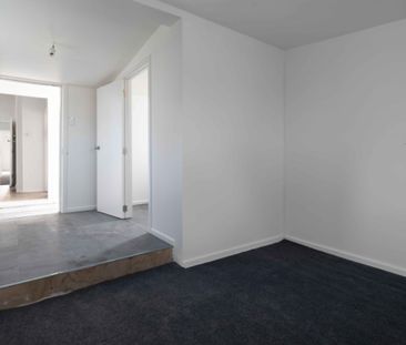 A sunny, spacious home right on the city fringe - Photo 5