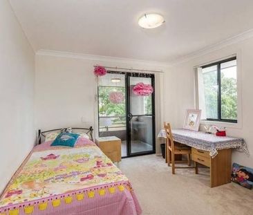 Relaxed, Modern Living - Opposite Parklands! - Photo 3