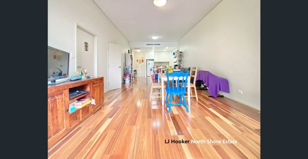 Spacious Courtyard Home with Floorboards - Photo 1