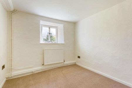 Semi-detached three bedroom property. - Photo 4