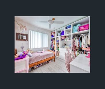 Spacious family home with swimming pool - Photo 5