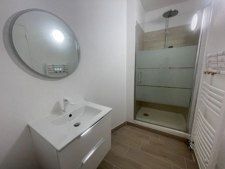 A LOUER - AIX CENTRE VILLE - STUDIO + TERRASSE + CAVE - PRODUIT DE QUALITE - 25m² - Photo 5