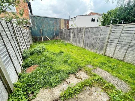 3 bedroom semi-detached house to rent - Photo 2