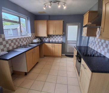 3 bedroom semi-detached house to rent - Photo 5