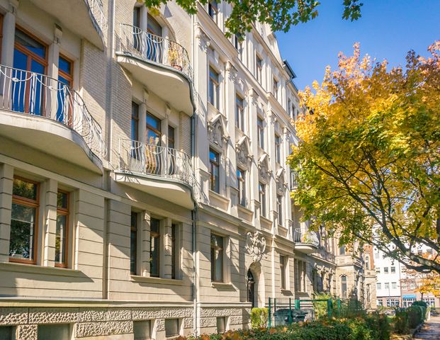 Dachgeschosswohnung mit Einbauküche - Foto 1