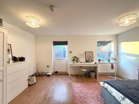 Forest Drive East, Leytonstone, London - Photo 3