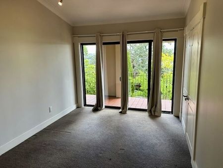 Absolute Executive Home - Photo 2