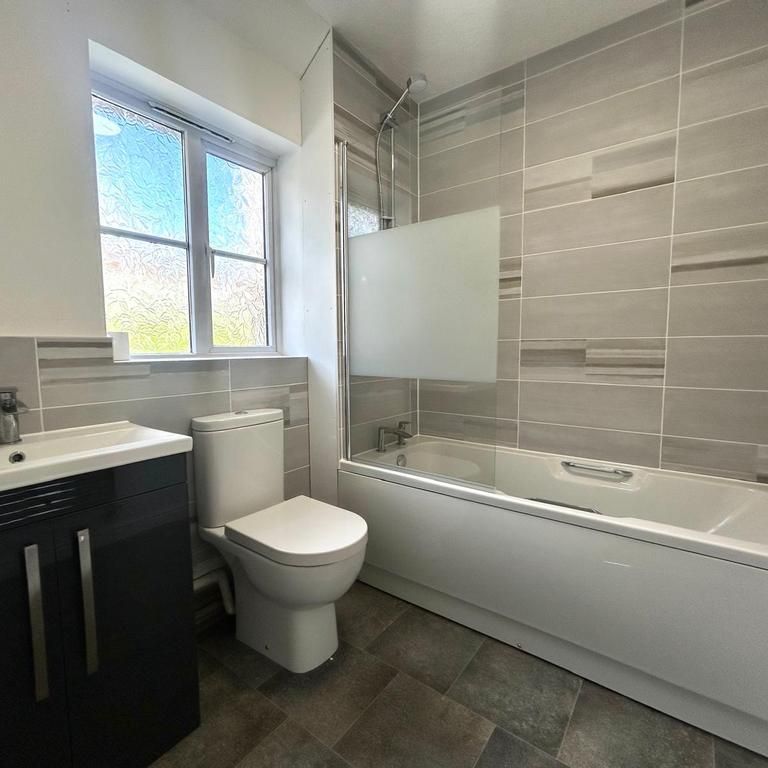 2 bedroom coach house to rent - Photo 1