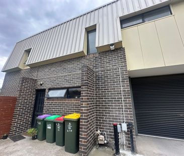 Stylish & Spacious 3-Bed Townhouse in Inner West Melbourne - Photo 4