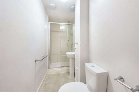 A raised ground floor studio room on Cranley Gardens with its own kitchenette and shared bathroom. - Photo 4