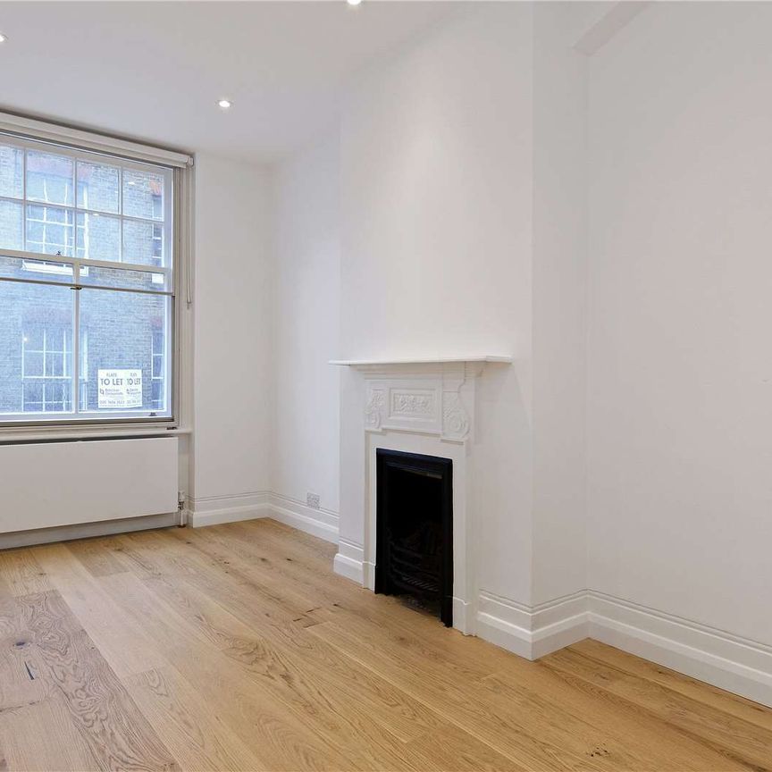 Set on the first floor of a popular mansion block in Bloomsbury, we offer this recently refurbished two bedroom apartment. - Photo 1