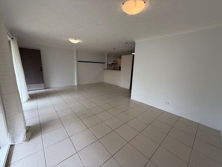Freshly repainted, Spacious & Comfortable - Walk to Harbourtown - Photo 4