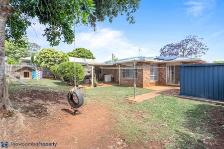 Recently Renovated 3 Bedroom Family Home! - Photo 4