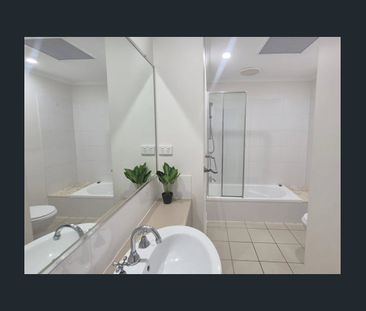 Stylish 3 Bed 2 Bath Townhouse - Photo 5