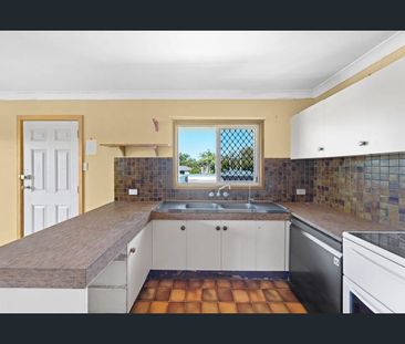 3 Bedroom Top Floor - Available now - Photo 3