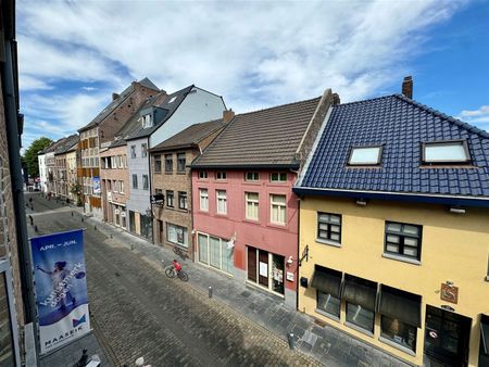 Gerenoveerd 2-slaapkamer appartement met terrasje op een toplocatie nabij de Markt van Maaseik. - Photo 3