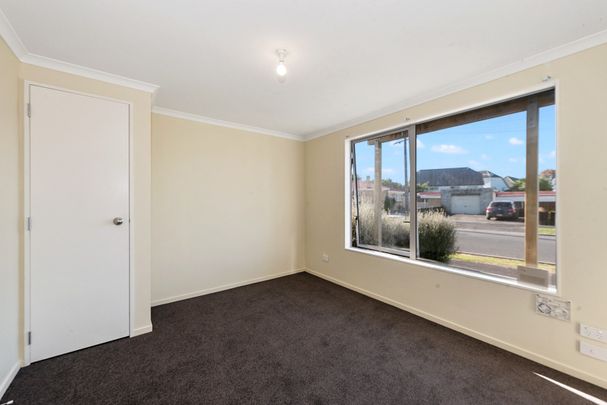 ZONED FOR BOYS HIGH SCHOOL Fantastic Spacious Townhouse located in the Hillcrest area just a short walk from the Waikato University and local shops. - Photo 1