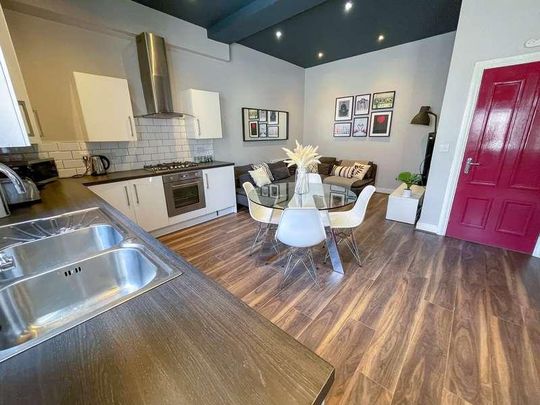 Esher Road, L6 - Photo 1