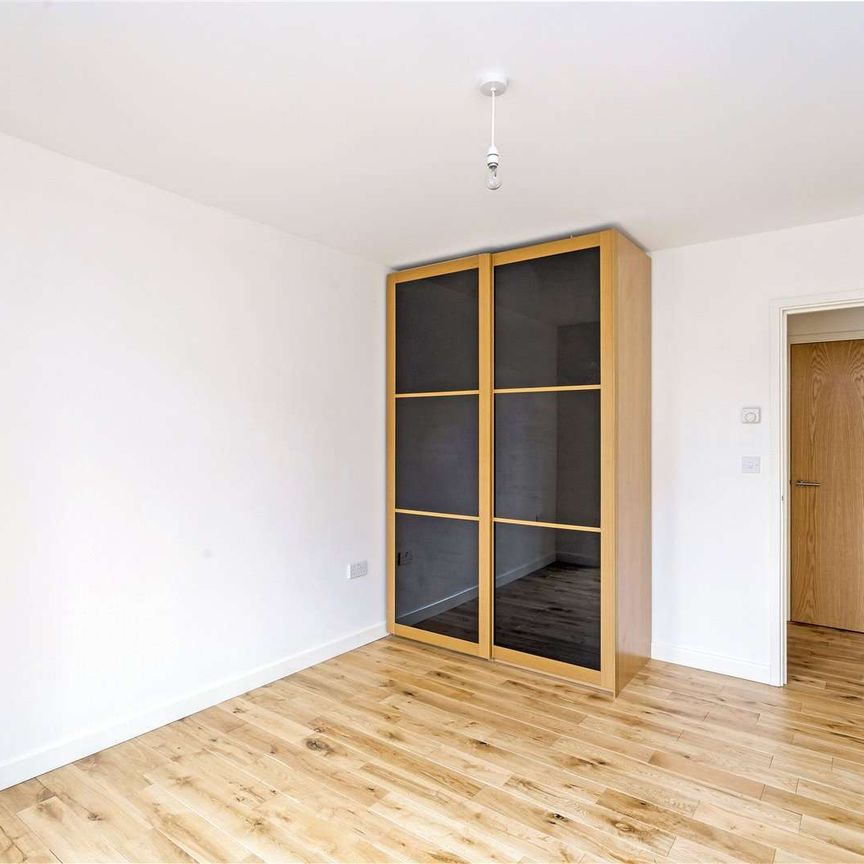 A spacious modern apartment set in vibrant Sevenoaks - Photo 1