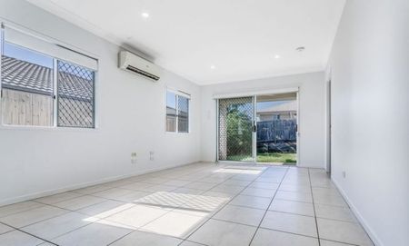 Stylish Family Sanctuary with Modern Comforts – A Must-See in Park Ridge! - Photo 2