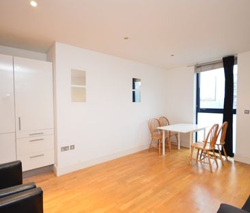1 Bed Flat, Trafalgar Point, N1 - Photo 1