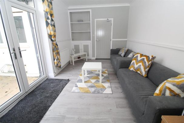 8 bedroom house to rent - Photo 1