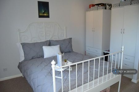 2 bedroom semi-detached house to rent - Photo 2