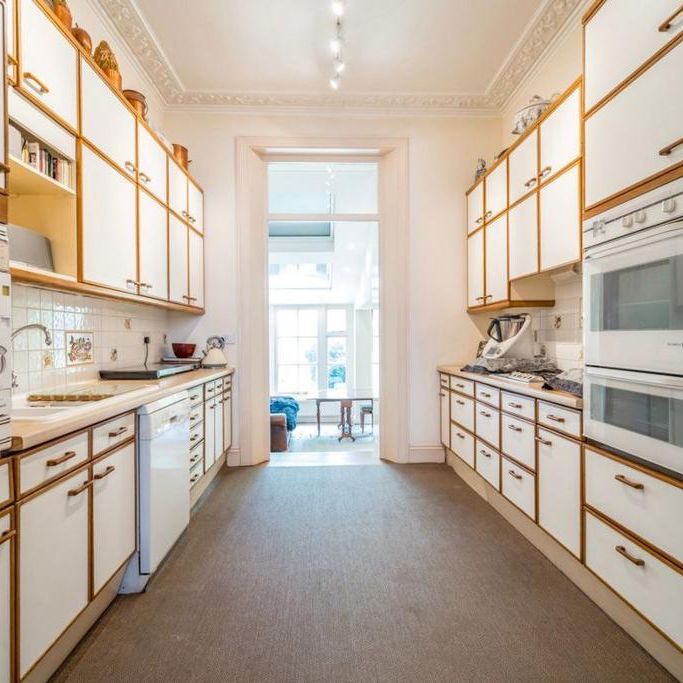 5 bedroom end of terrace house to rent - Photo 1