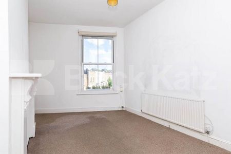 Located off the high street a 1 bedroom property close to Arsenal Station - Photo 3