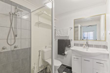 Fully Furnished - 1 Bedroom Unit - Inner City Living! - Photo 3