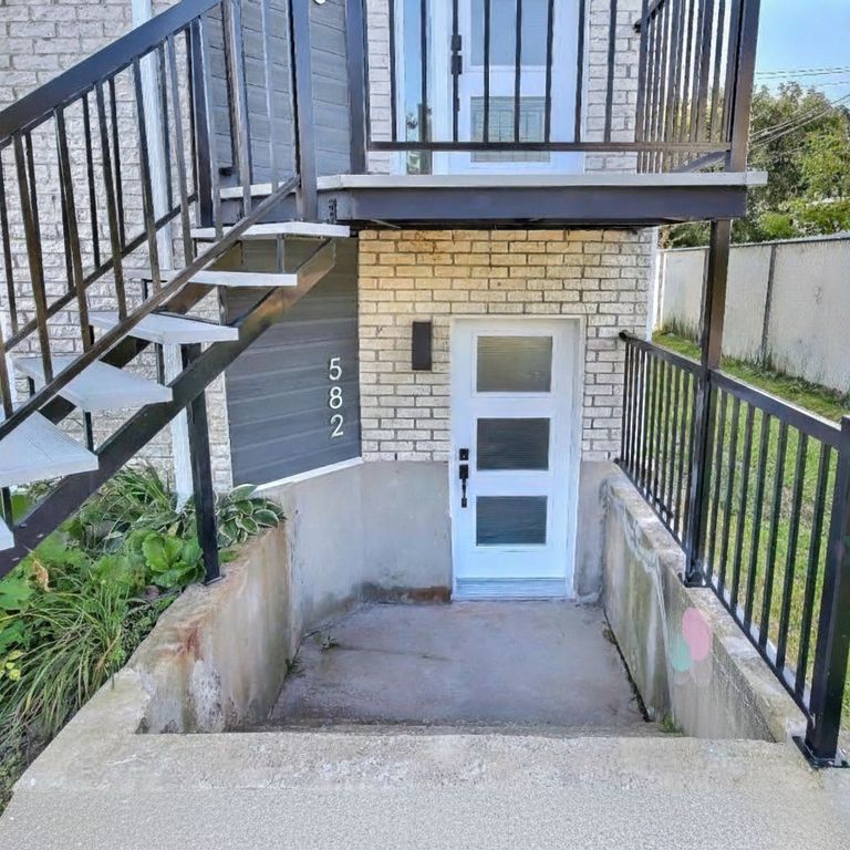 À LOUER Grand 4 1/2 Rénové à Neuf - Photo 1