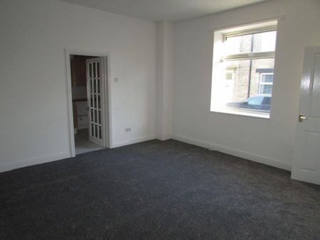 3 bedroom end of terrace house to rent - Photo 3