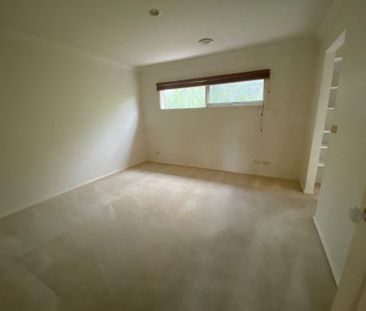Spacious, Three Bedroom Townhouse in the Heart of Kew - Photo 5