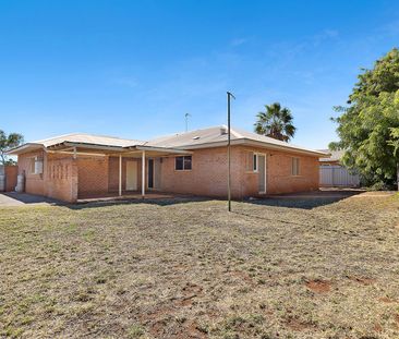 Discover Your Next Home at 10 Middleton Way - Roomy 4x2 - Photo 4