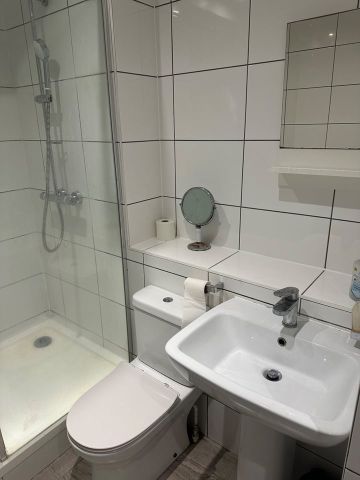 1 Bed Flat, Hampton House, SW8 - Photo 3