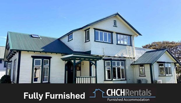 Beautifully renovated fully furnished spacious character home just minutes from the Beach! - Photo 1